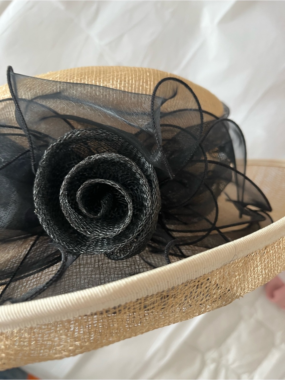 Elegant Beige Straw Derby Hat with Black Organza Trim. Good condition - Picture 4 of 6